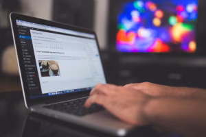WordPress o Wix: l'editor di WordPress aperto su un laptop